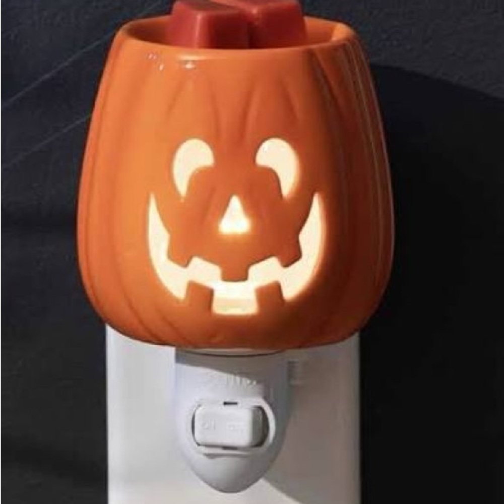 Scentsy Cut It Out Pumpkin Warmer